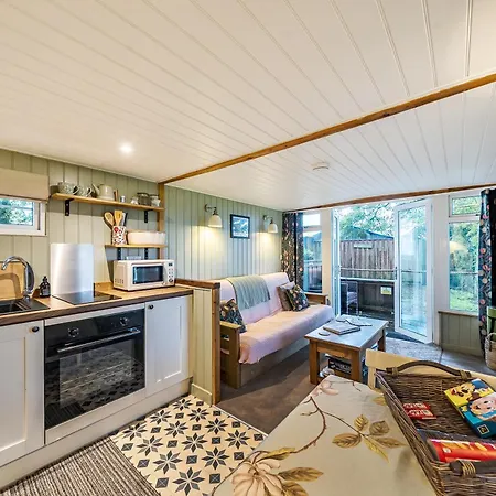 The Hide - Cosy With Hot Tub * Newton-on-Rawcliffe