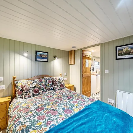 The Hide - Cosy With Hot Tub * Newton-on-Rawcliffe