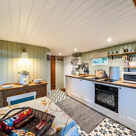 Дом отдыха The Hide - Cosy With Hot Tub