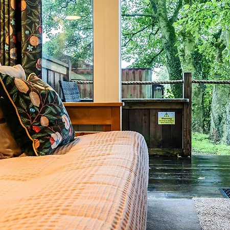 Дом отдыха The Hide - Cosy With Hot Tub Newton-on-Rawcliffe