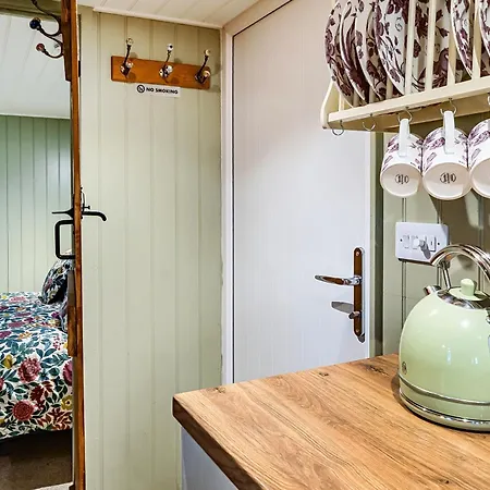 Дом отдыха The Hide - Cosy With Hot Tub Newton-on-Rawcliffe