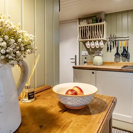 Дом отдыха The Hide - Cosy With Hot Tub