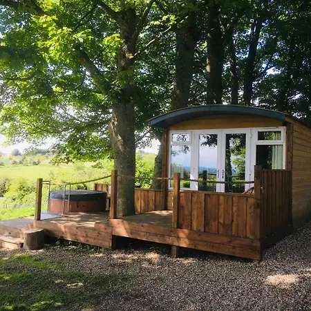 Дом отдыха The Hide - Cosy With Hot Tub Newton-on-Rawcliffe