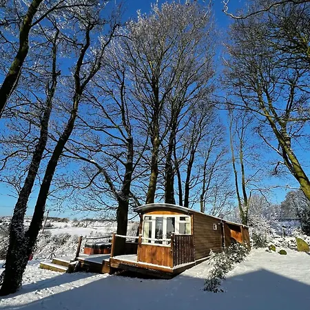 Дом отдыха The Hide - Cosy With Hot Tub Newton-on-Rawcliffe