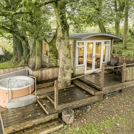 Дом отдыха The Hide - Cosy With Hot Tub *